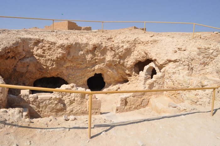 Masada,_Byzantine_dwelling_caves_-_katsniffen
